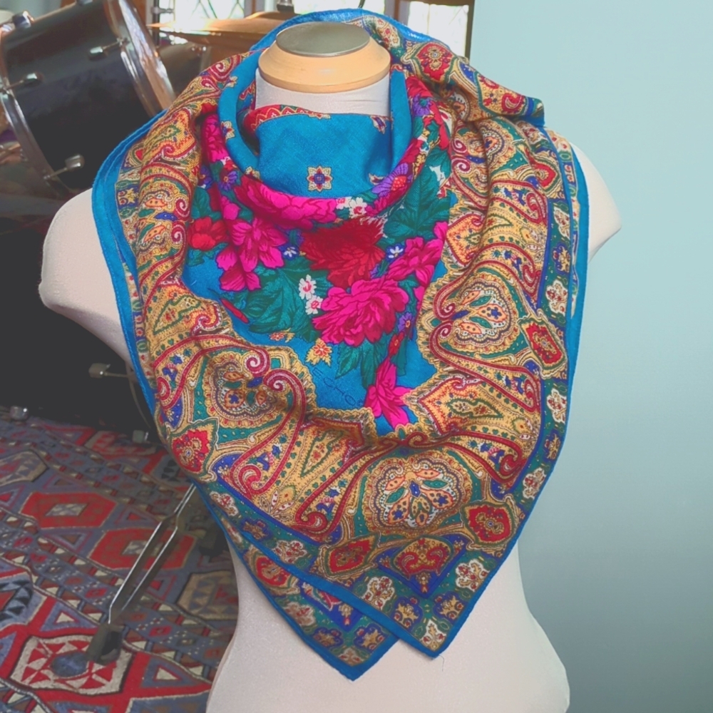 Echo scarf - vintage Echo square scarf in 100% wool
